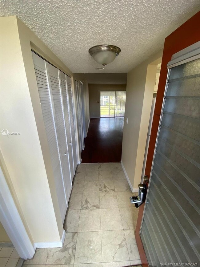 Building Photo - 3511 Inverrary Dr
