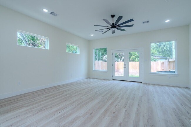 Building Photo - 7002 Sidney St