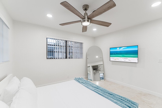 Building Photo - 1016 NE 26th Ave