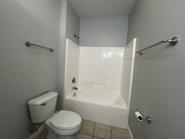 Building Photo - 1262 Greensview Cir