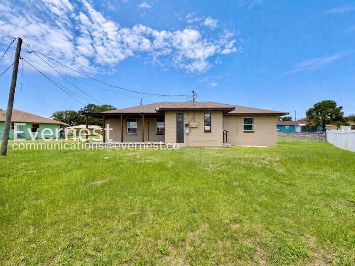 Building Photo - 2119 Navel Cir S