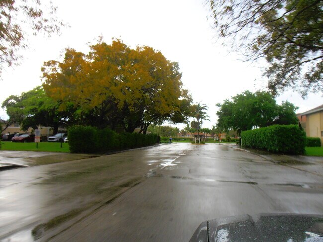 Building Photo - 877 Twin Lakes Dr