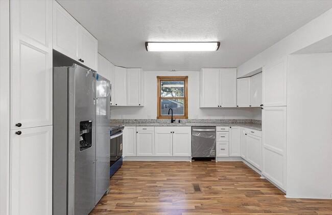 Building Photo - Cozy elegance meets modern convenience in ...
