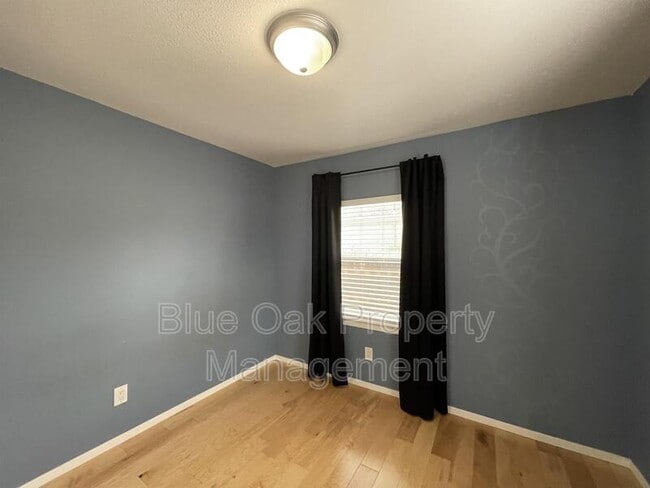 Building Photo - 570 E 19th St