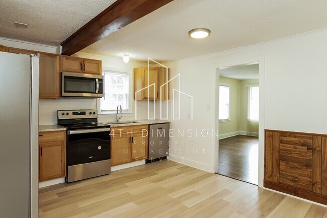 Building Photo - Charming 3 Bed Home with Spacious Layout i...