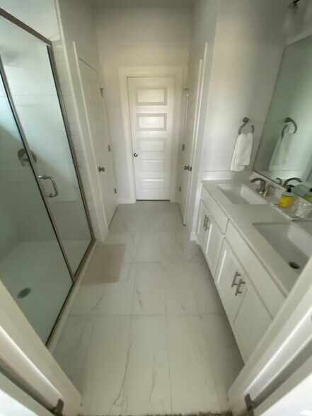 Building Photo - 2714 Sebring Cir