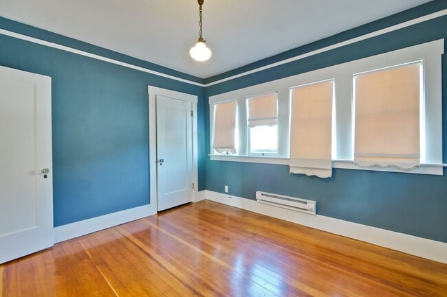 Building Photo - Updated Bungalow located in Downtown Redwood City & 15 miles from SF International Airport