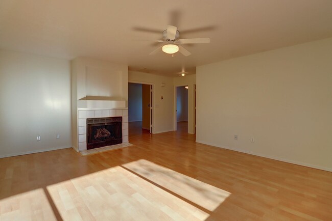 Building Photo - 2 bed 2 bath Condo in Montana Terraces
