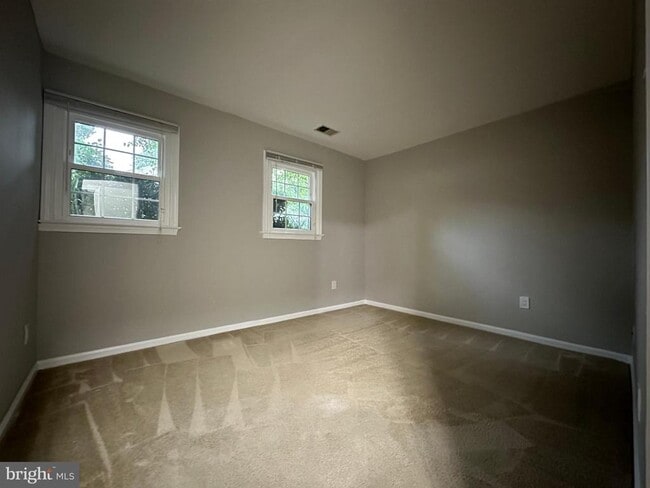 Building Photo - 10152 Village Knolls Ct