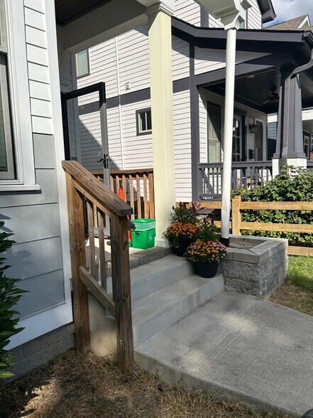 Building Photo - 924 Caruthers Ave