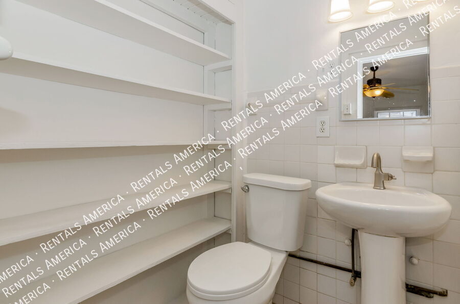 Building Photo - 1119 E Silver St