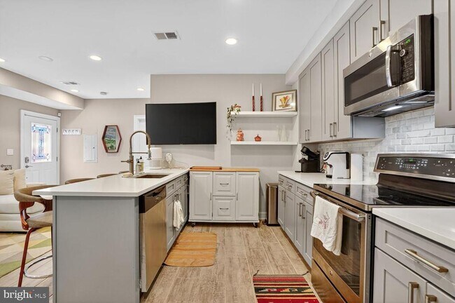 Building Photo - 1014 10th St NE