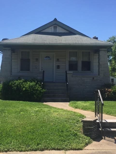 Building Photo - Spacious 2 Bed/1 Bath! Updated Kitchen! Hardwood Floors!