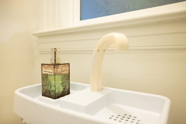 Building Photo - 1107 Broadway-SI ID1309749P