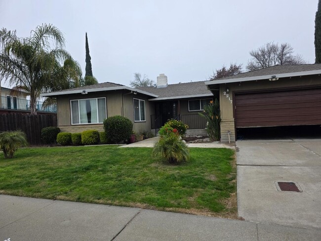 Building Photo - 2217 Colonial Ct