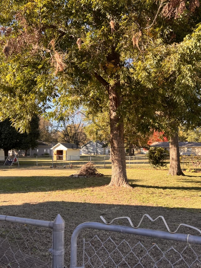 Building Photo - 204 W Leighton St