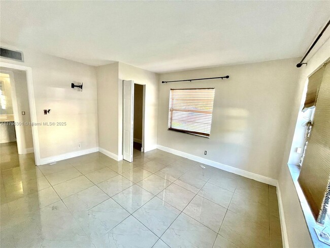 Building Photo - 2700 Riverside Dr