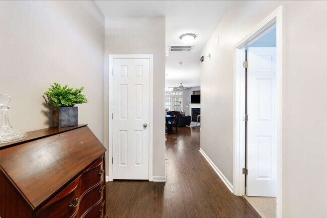 Building Photo - Charming 3-Bed/3.5 Bath Townhouse with 211...