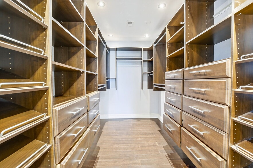 Building Photo - 2740 NE 34th St