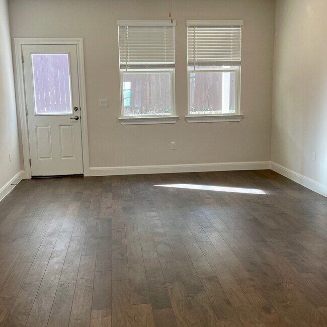 Building Photo - 15702 Ellinger Dr