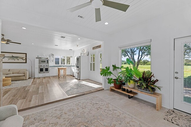 Building Photo - Charming 1BR plus bonus room, 2 full bath ...