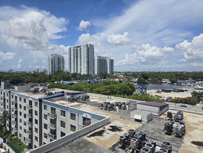 Building Photo - 1700 NW North River Dr