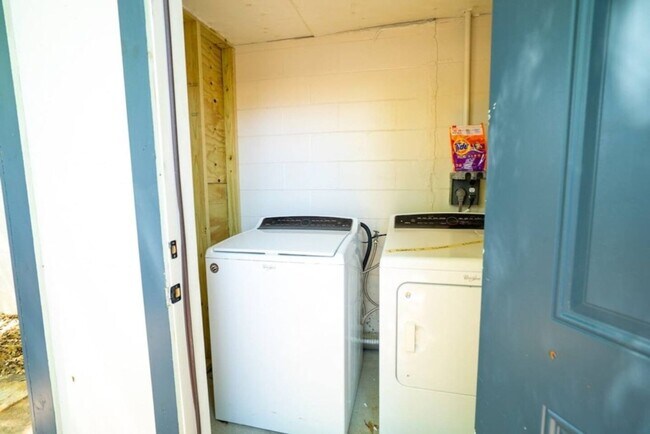 Building Photo - Fully Renovated Home Near Busch Gardens