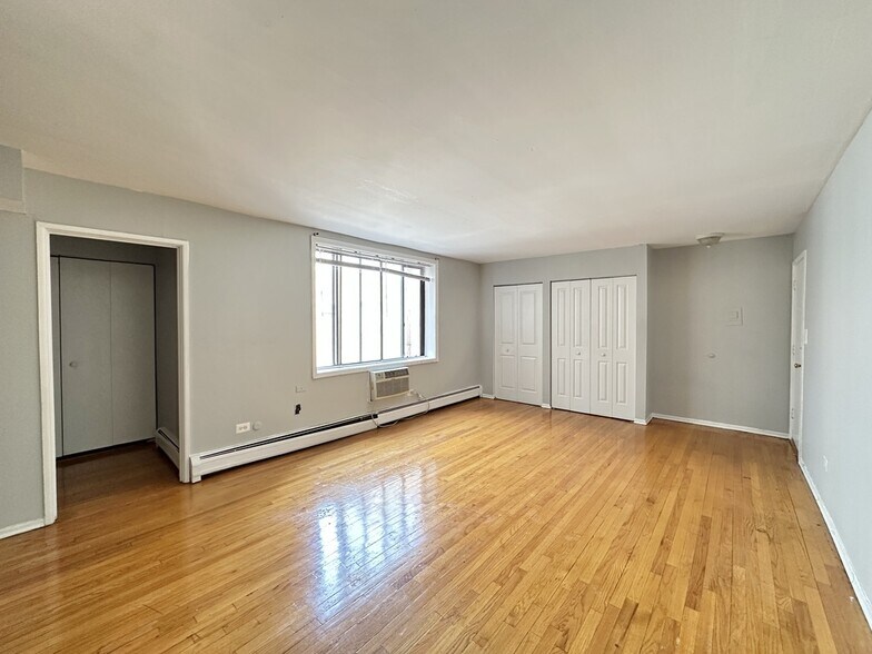 Building Photo - 1515 W Morse Ave