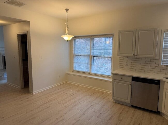 Building Photo - 5868 Valine Way