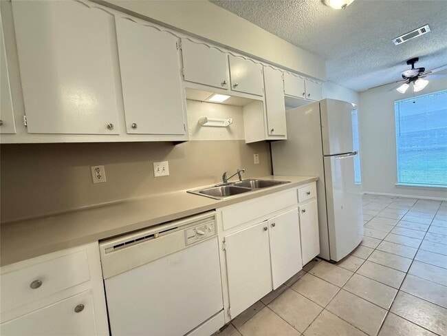 Building Photo - 10613 Golden Quail Dr