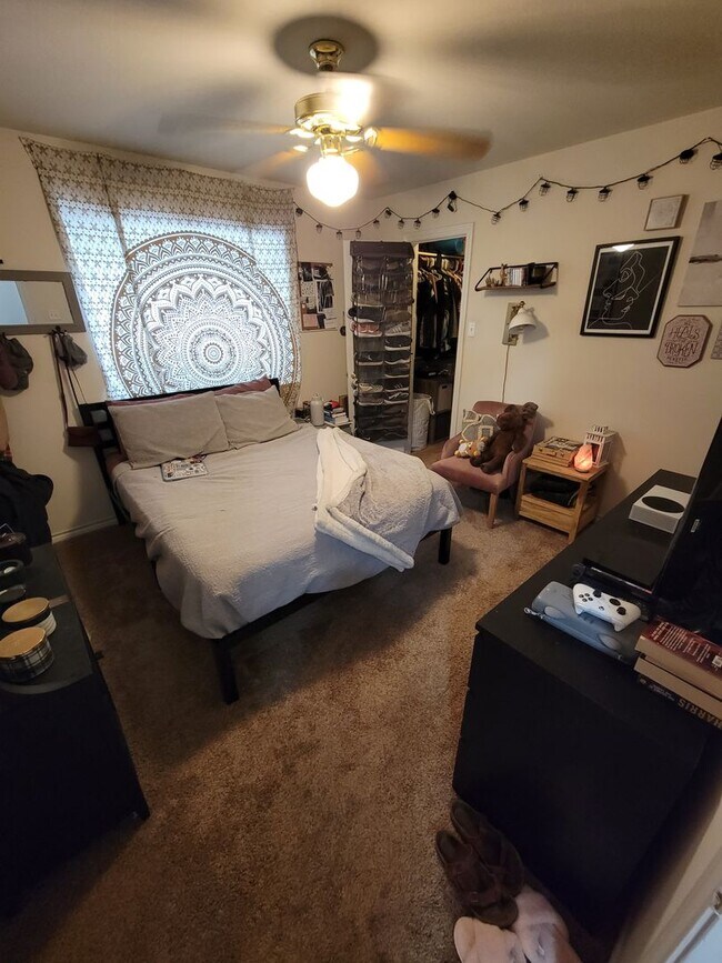 Building Photo - College Station - 3 bedroom / 2 bath duplex with fenced in yard and washer / dryer included