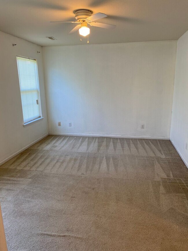 Building Photo - 3 bedroom/2 bathroom single family home!  ...