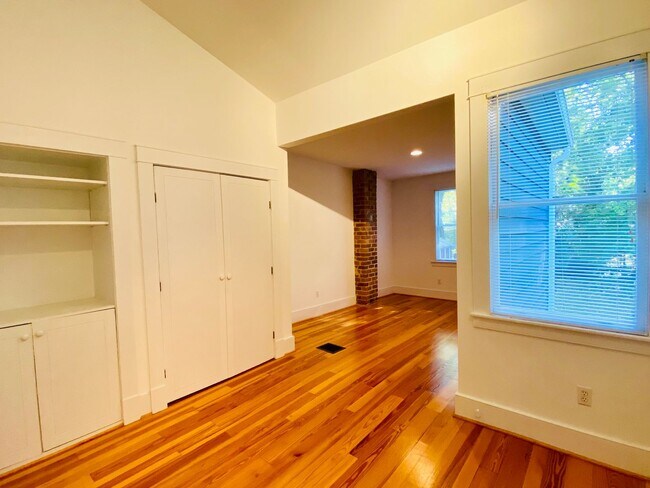 Building Photo - Beautifully Renovated 2bdrm/1.5bth Row House Located in Historic Church Hill!!