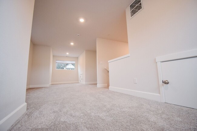 Building Photo - Beautiful 4 Bedroom 3.5 BA Home! Mother in Law Suite, Attached Garage & Top floor Bonus Room!