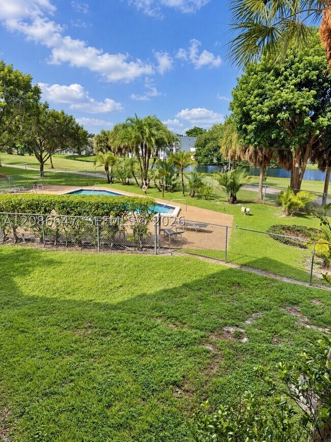 Building Photo - 1811 Sabal Palm Dr