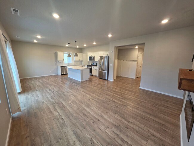 Building Photo - Beautiful Updated Home