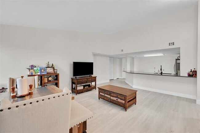 Building Photo - 9833 Westview Dr