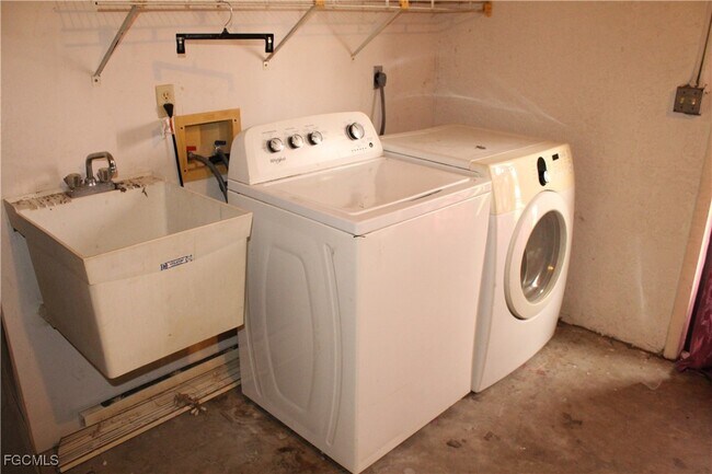 Building Photo - 630 SE 13th Ct