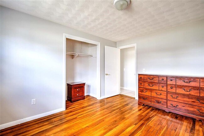 Building Photo - 138 Youngs Ave