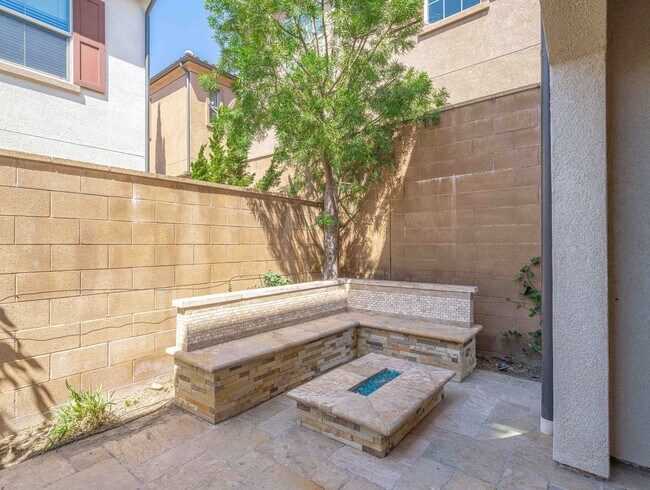 Building Photo - Expansive Portola Springs 4 Bedroom Home