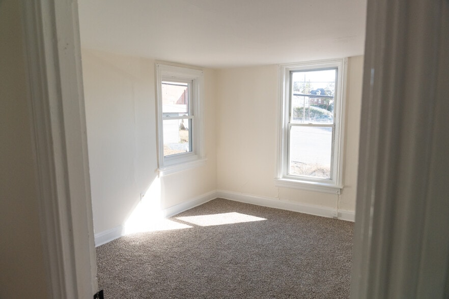 Building Photo - 1005 Railroad St