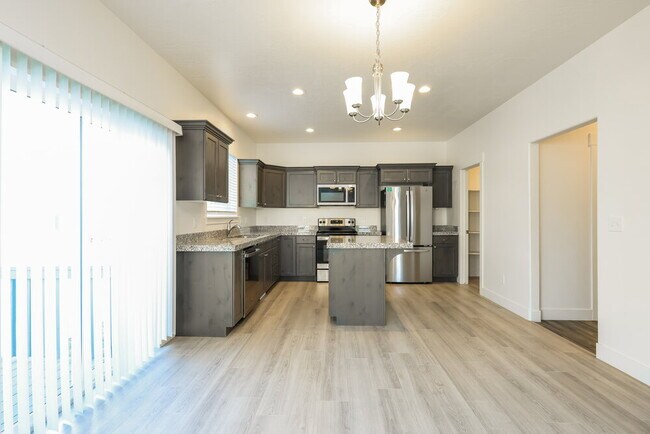 Building Photo - 4762 E Lk Cor Dr