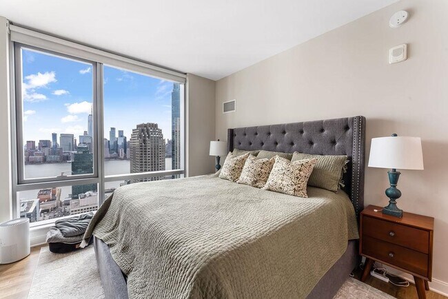 Building Photo - 25 Christopher Columbus Dr