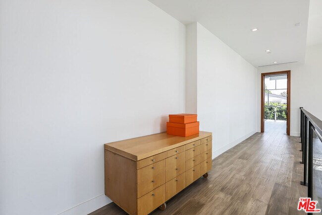 Building Photo - 912 N Crescent Heights Blvd