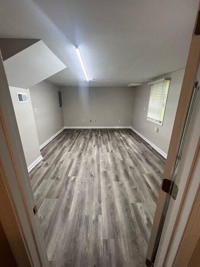 Building Photo - Charming 3-Bedroom, 2-Bath Home with Finis...