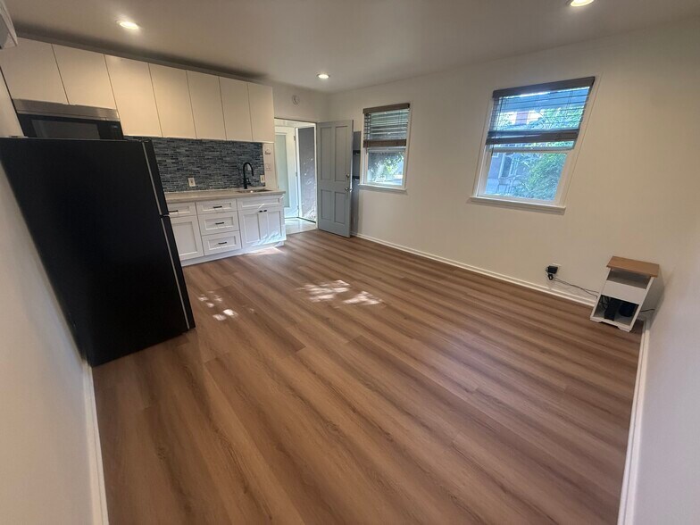 Building Photo - 14039 Gilmore St