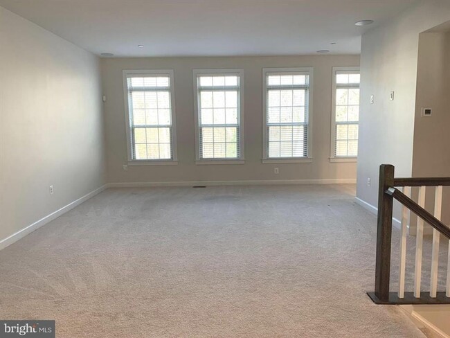 Building Photo - Gorgeous 4bd 3.5bth townhouse in Parkside.