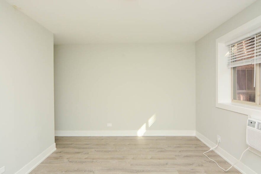 Building Photo - 447 W Surf St