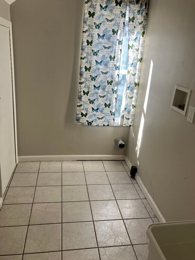 Building Photo - Lovely 3 Bed Colonial main floor laundry