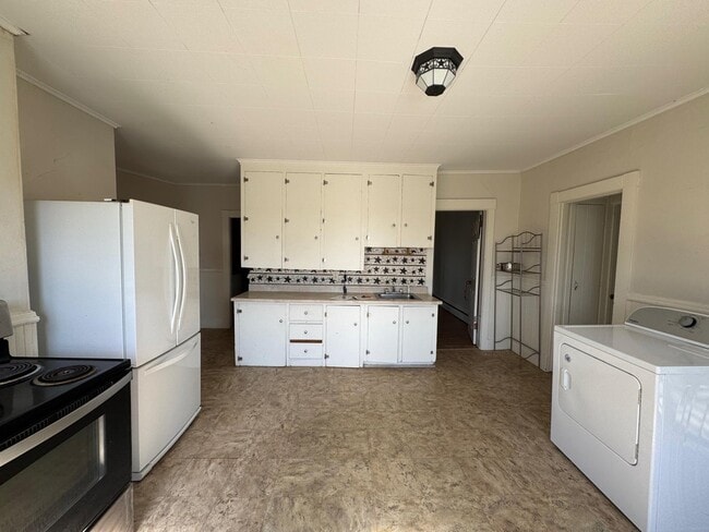 Building Photo - 932 Lisbon St